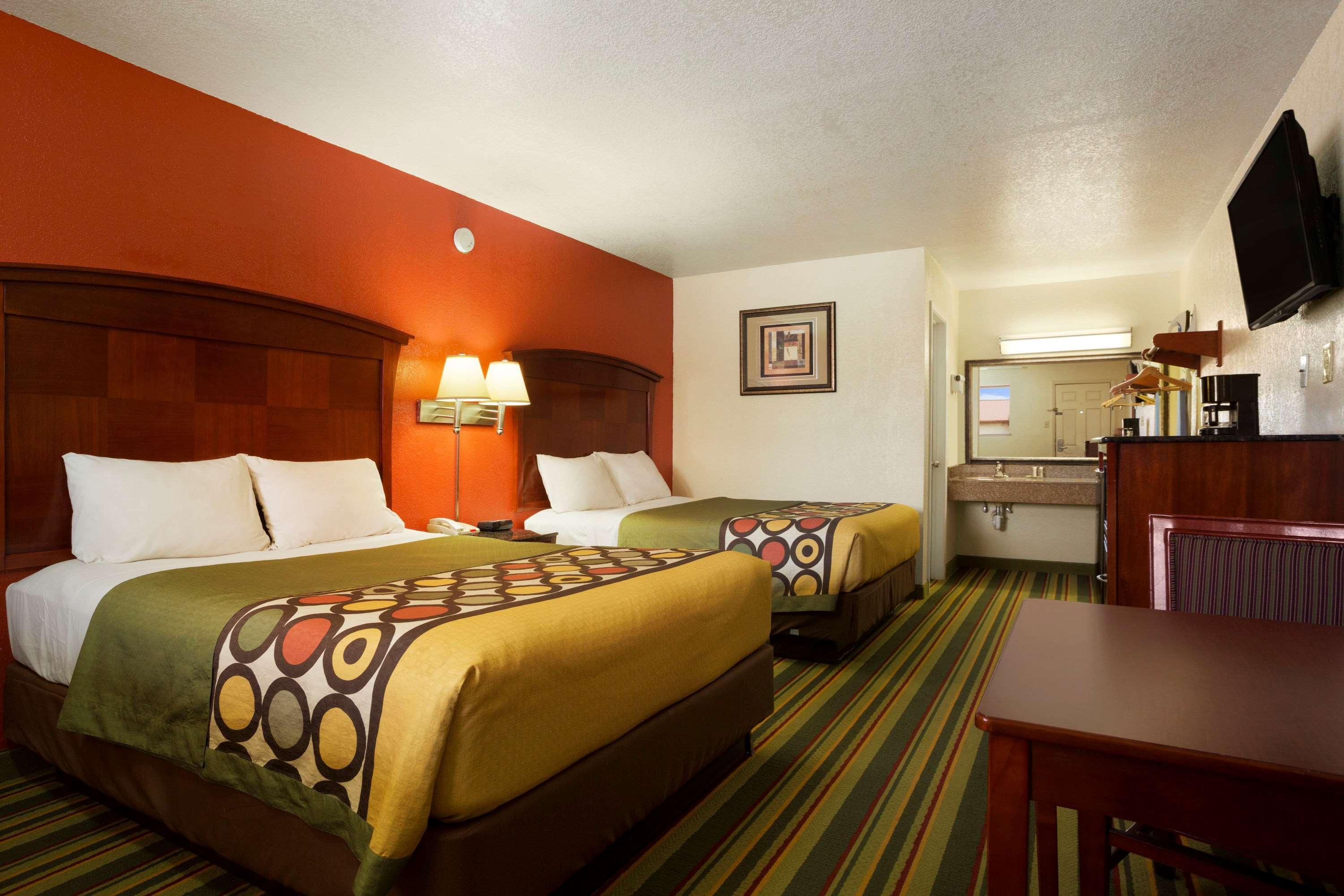 Super 8 By Wyndham Pleasanton Motel Ngoại thất bức ảnh