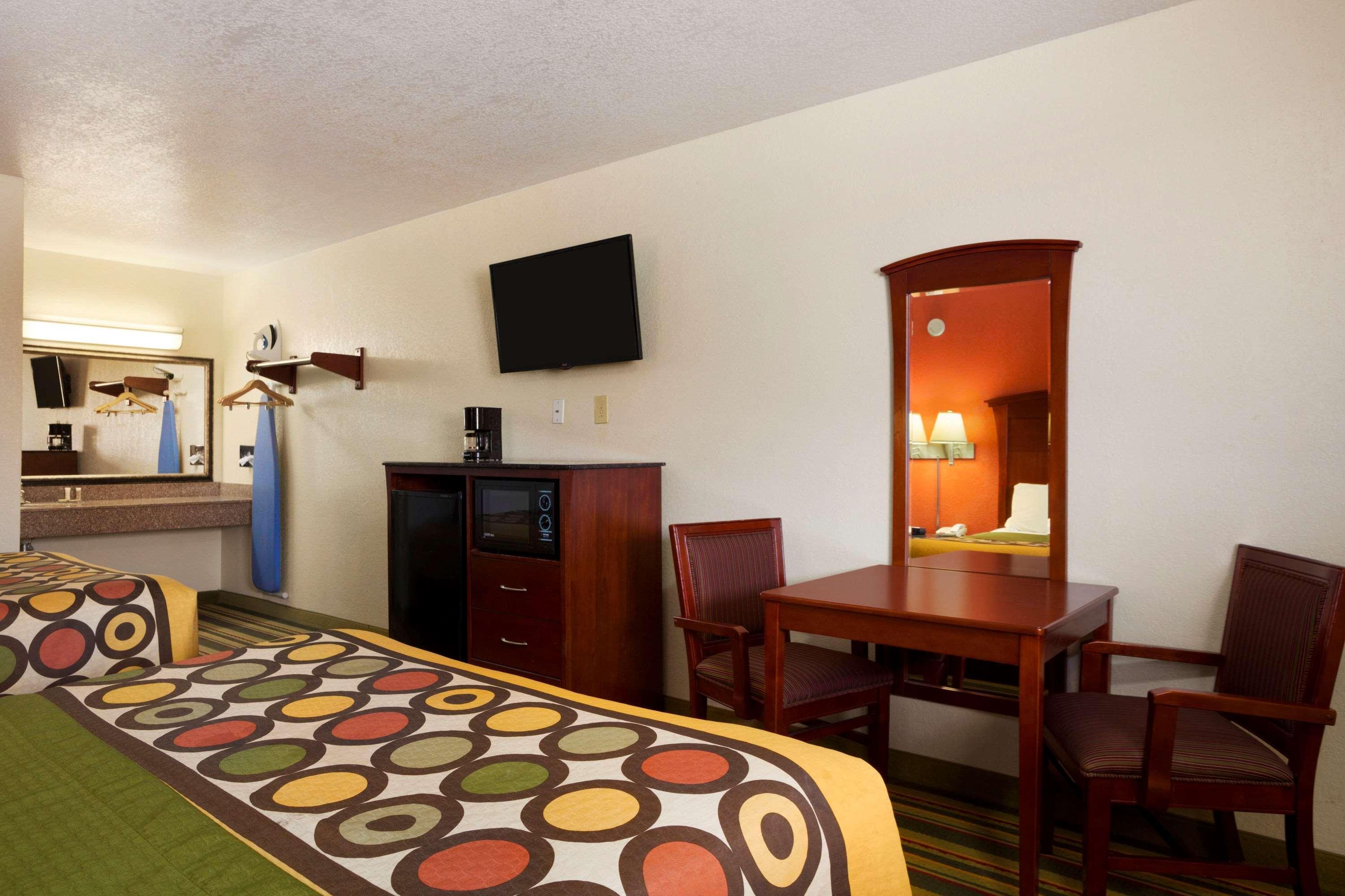 Super 8 By Wyndham Pleasanton Motel Ngoại thất bức ảnh