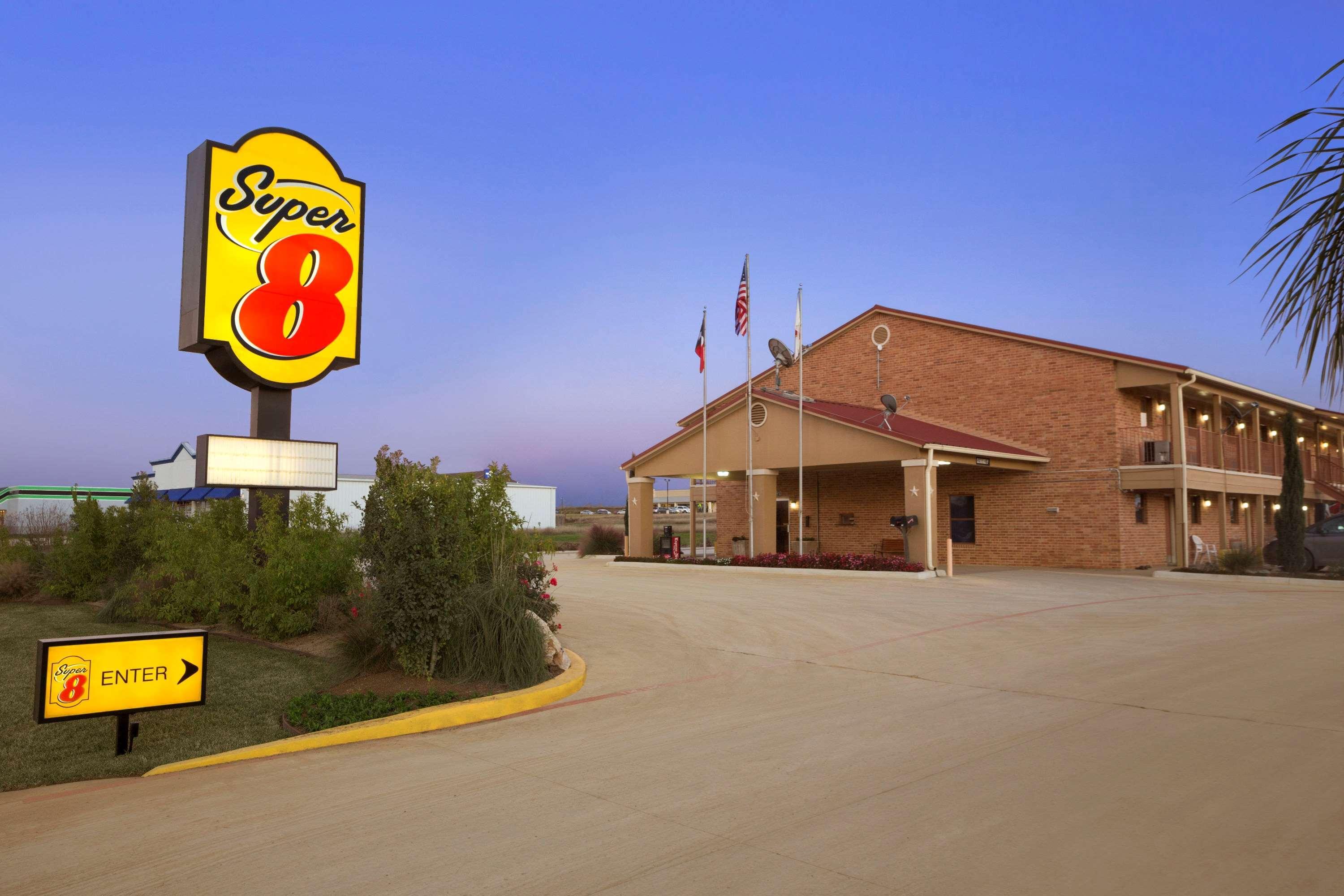 Super 8 By Wyndham Pleasanton Motel Ngoại thất bức ảnh