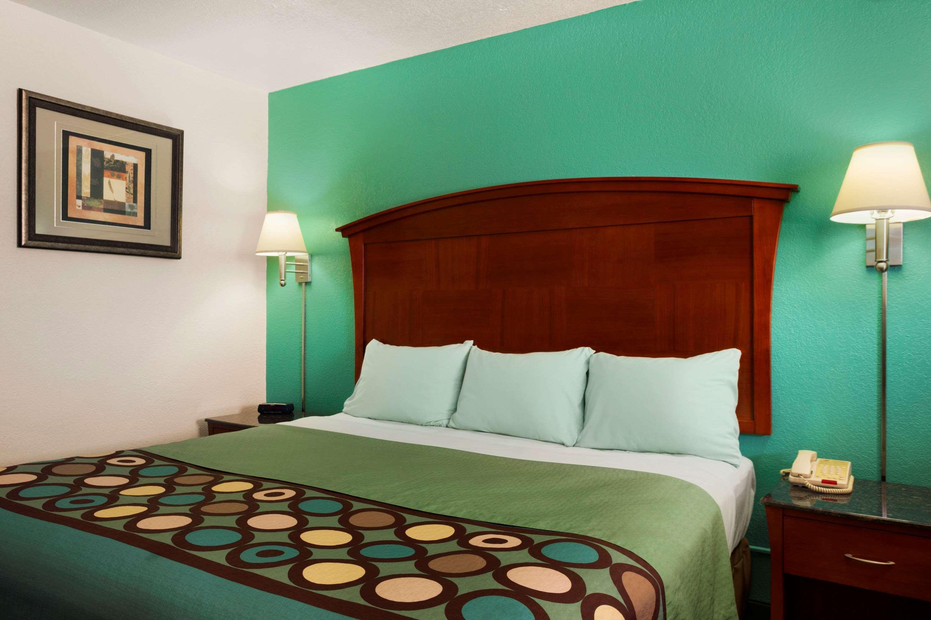 Super 8 By Wyndham Pleasanton Motel Ngoại thất bức ảnh