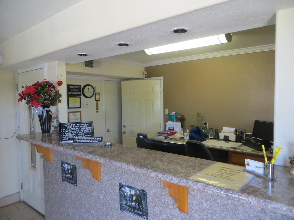Super 8 By Wyndham Pleasanton Motel Ngoại thất bức ảnh