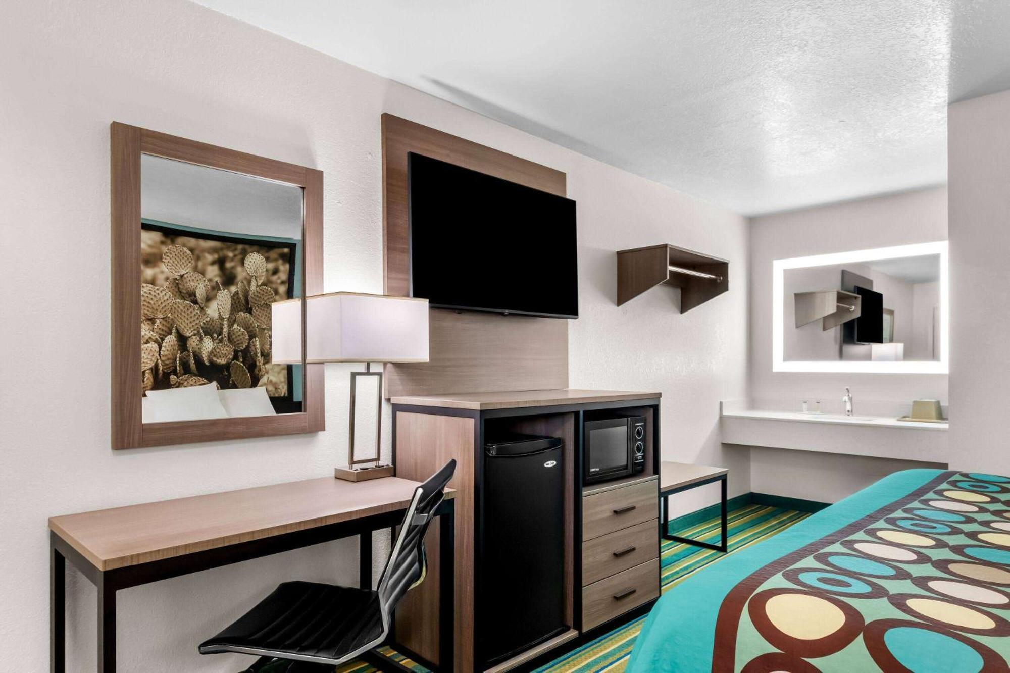 Super 8 By Wyndham Pleasanton Motel Ngoại thất bức ảnh