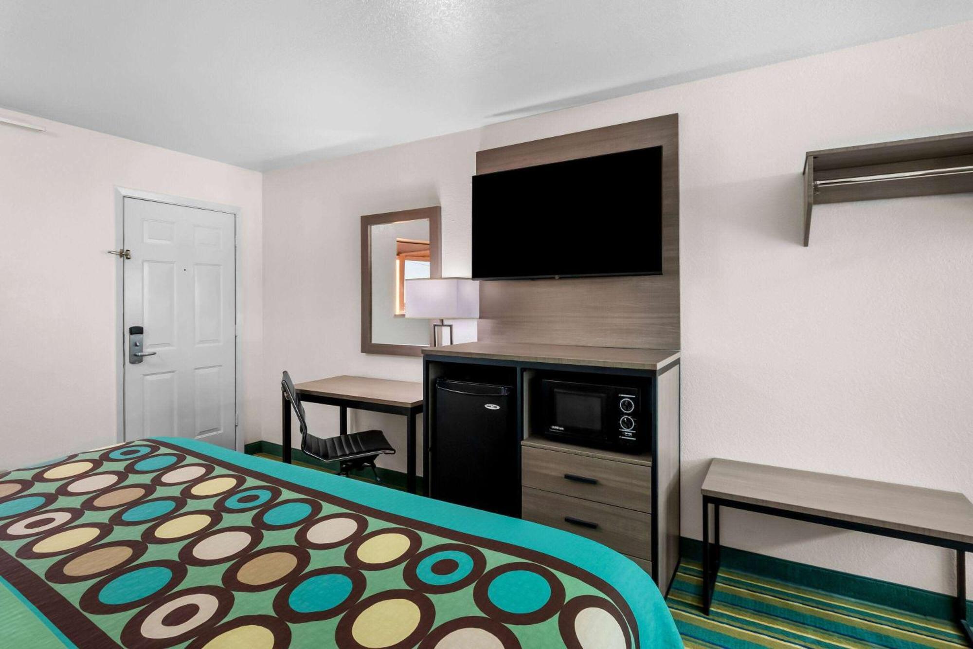 Super 8 By Wyndham Pleasanton Motel Ngoại thất bức ảnh