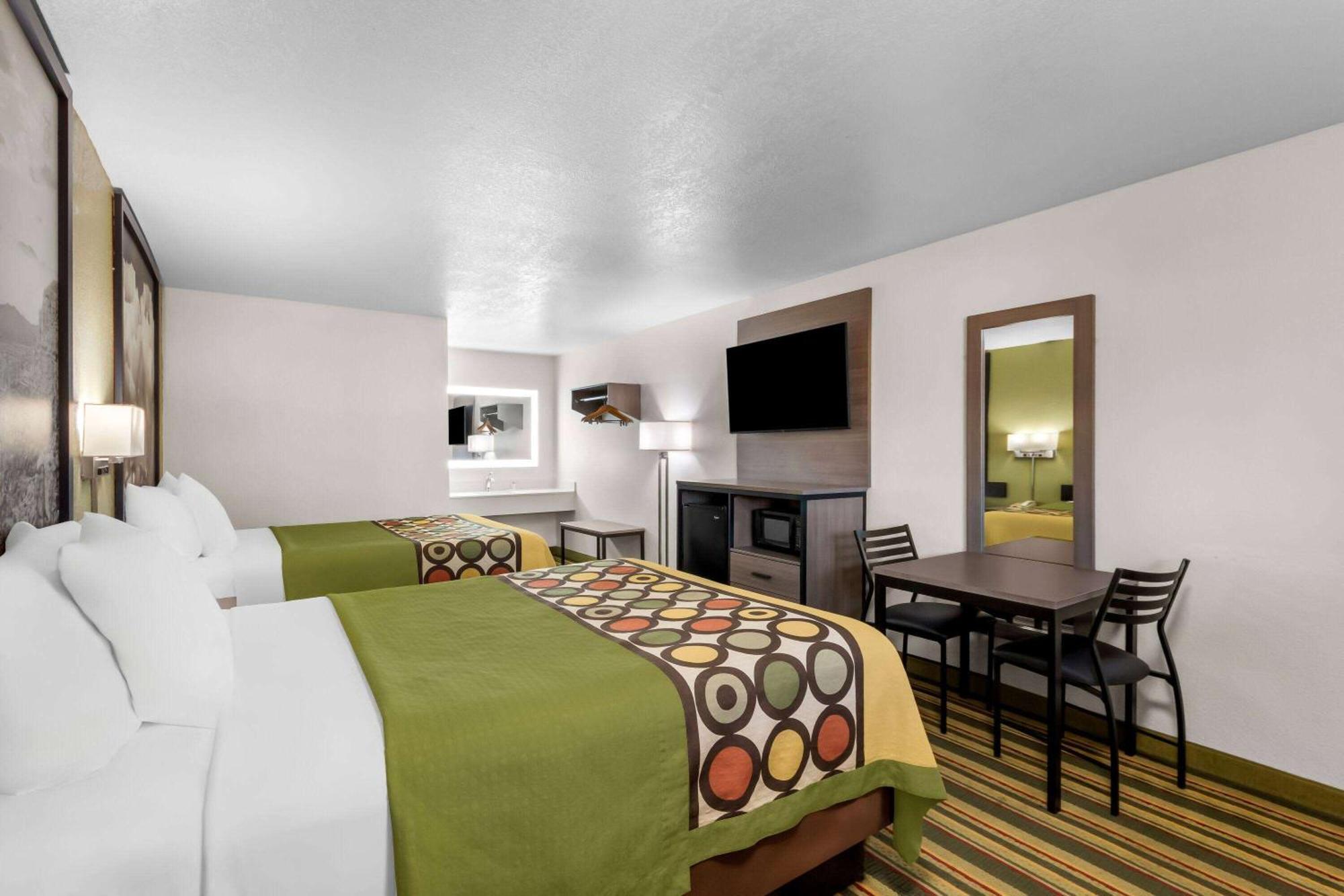 Super 8 By Wyndham Pleasanton Motel Ngoại thất bức ảnh