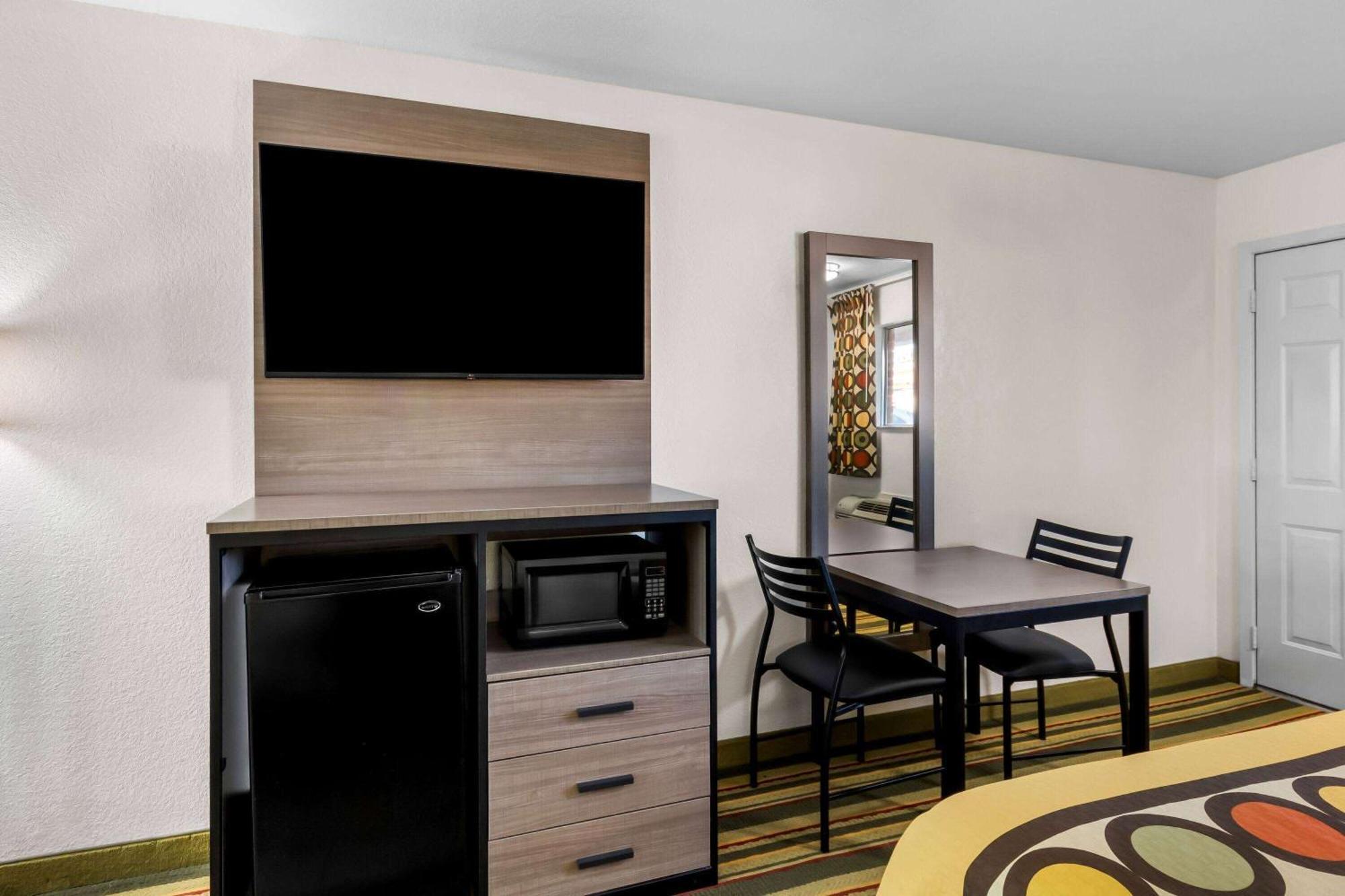 Super 8 By Wyndham Pleasanton Motel Ngoại thất bức ảnh