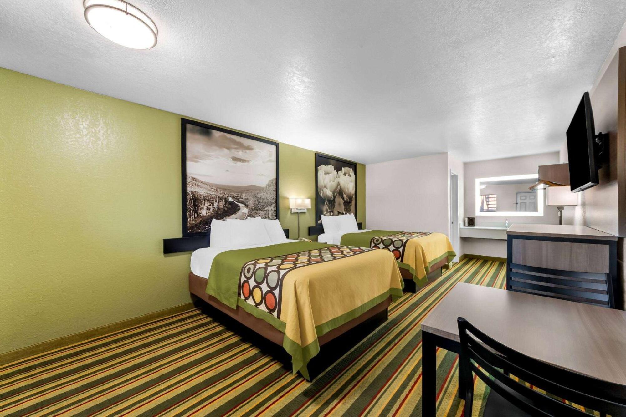 Super 8 By Wyndham Pleasanton Motel Ngoại thất bức ảnh