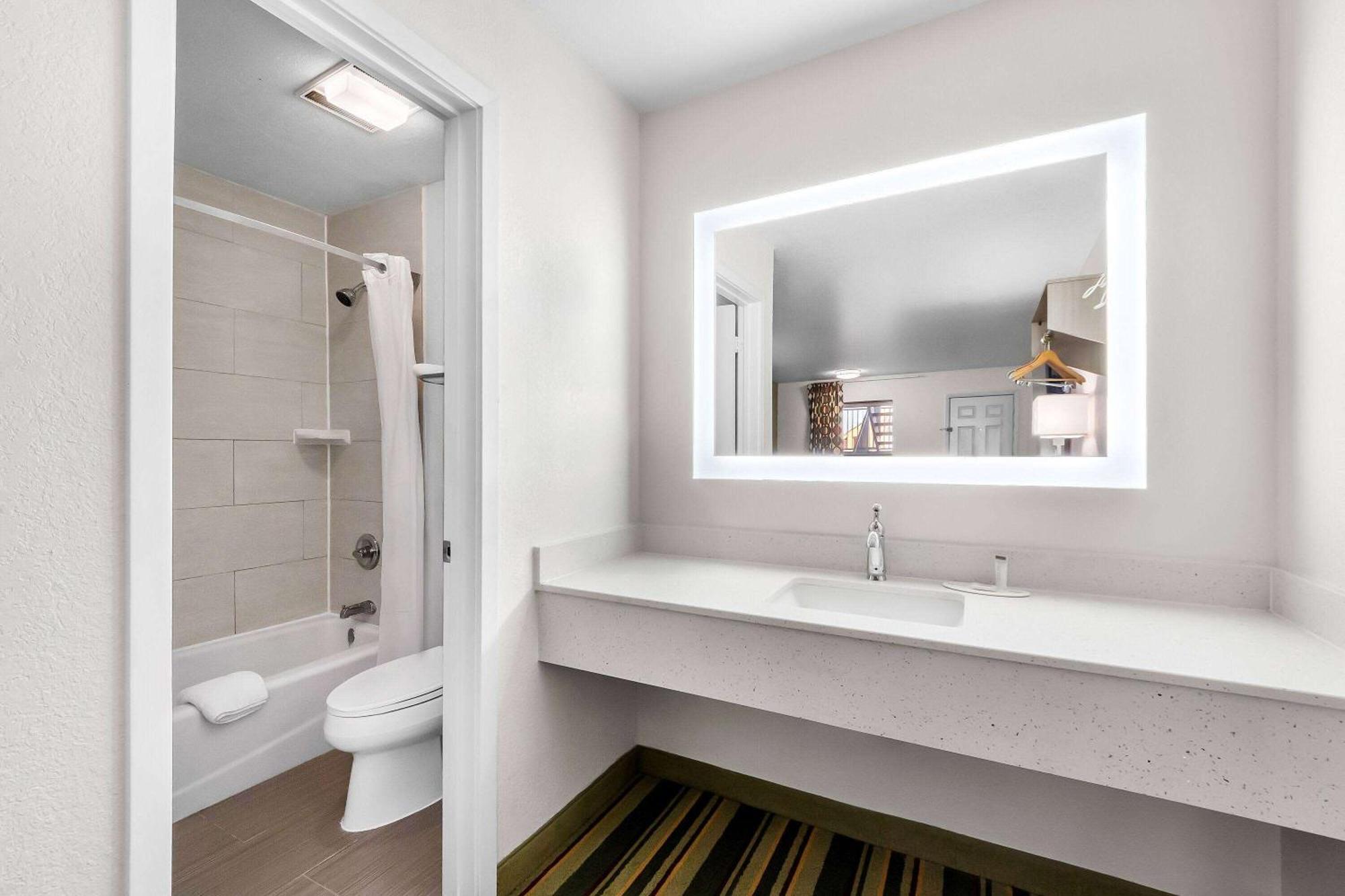 Super 8 By Wyndham Pleasanton Motel Ngoại thất bức ảnh