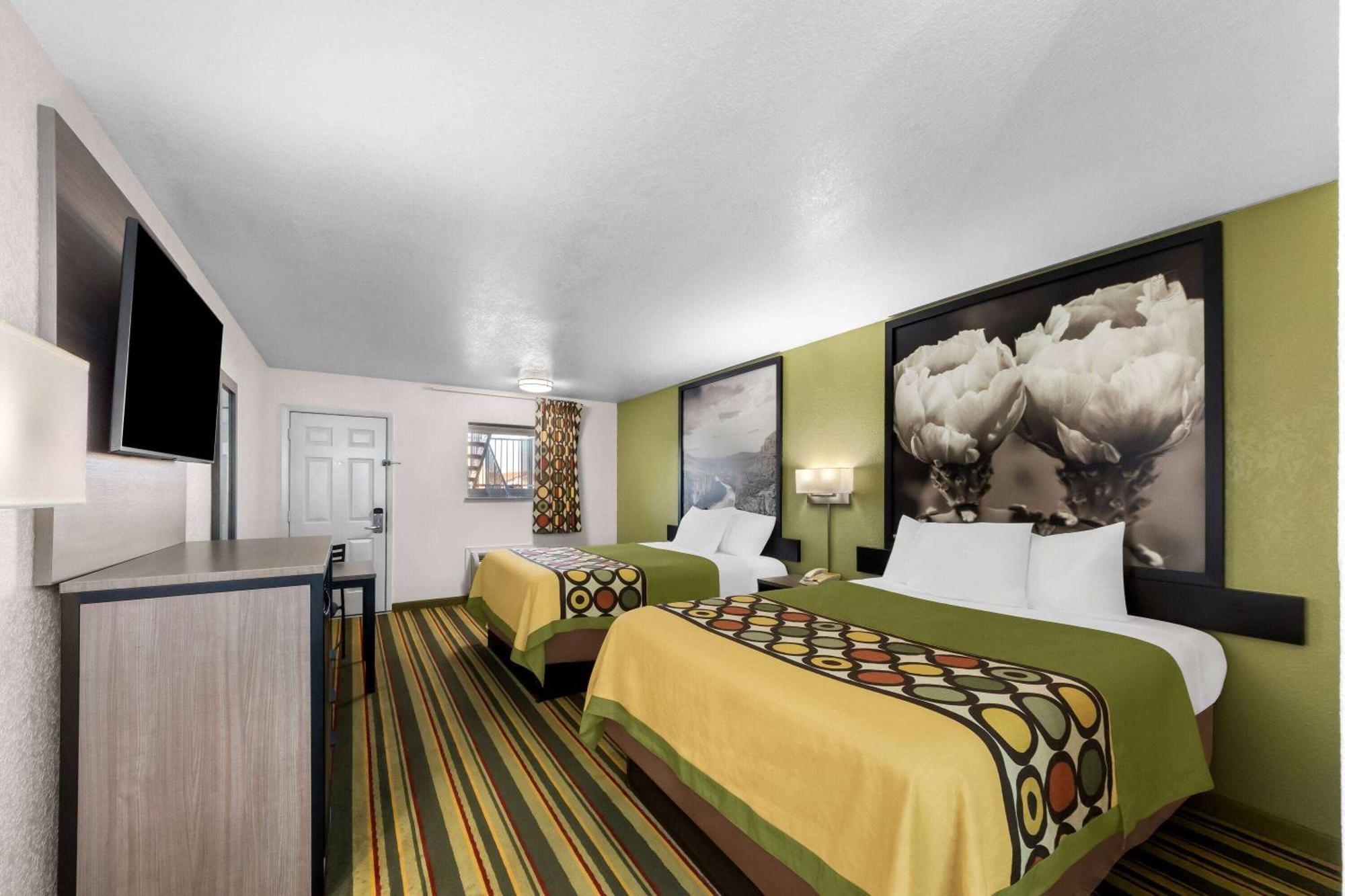 Super 8 By Wyndham Pleasanton Motel Ngoại thất bức ảnh