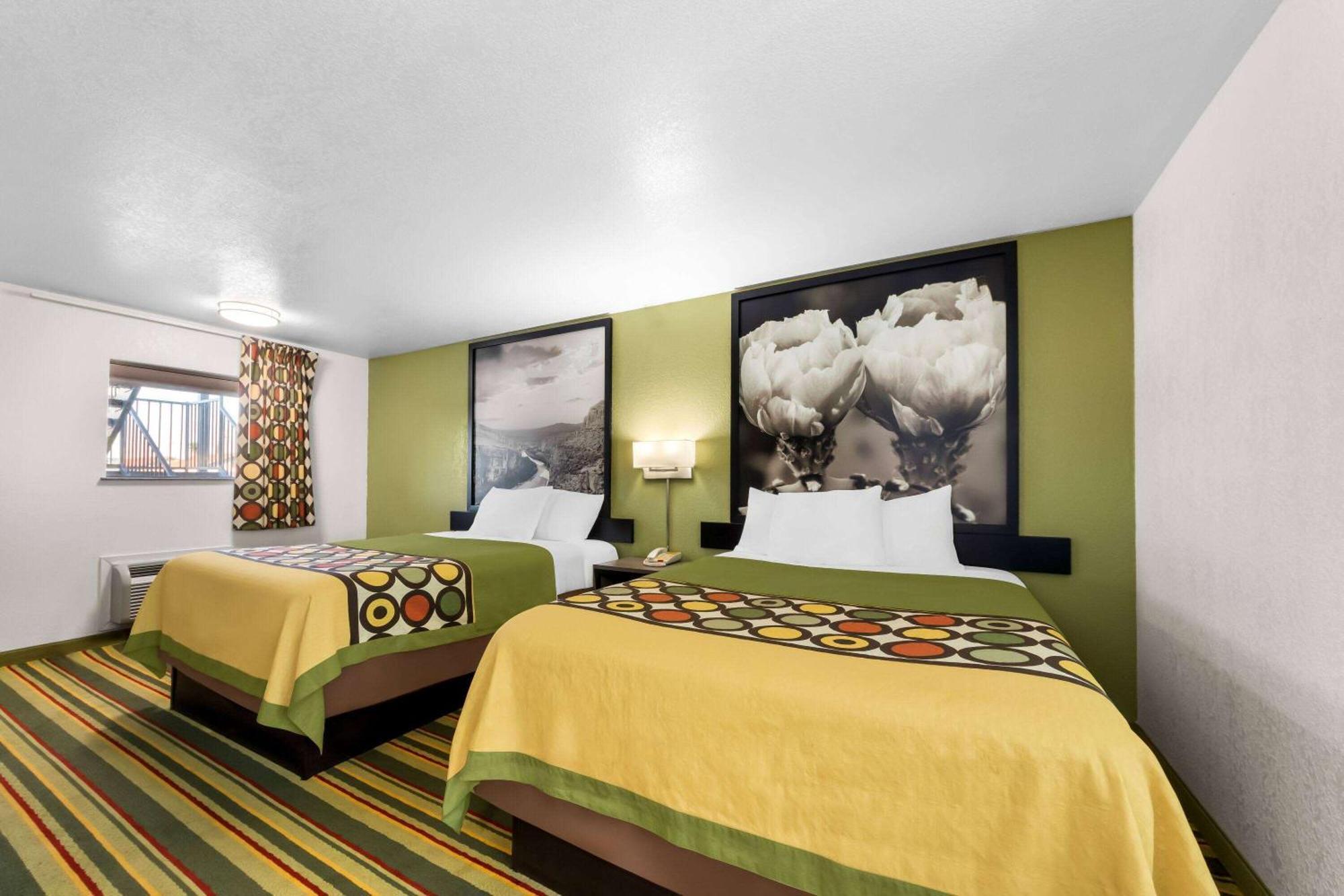 Super 8 By Wyndham Pleasanton Motel Ngoại thất bức ảnh