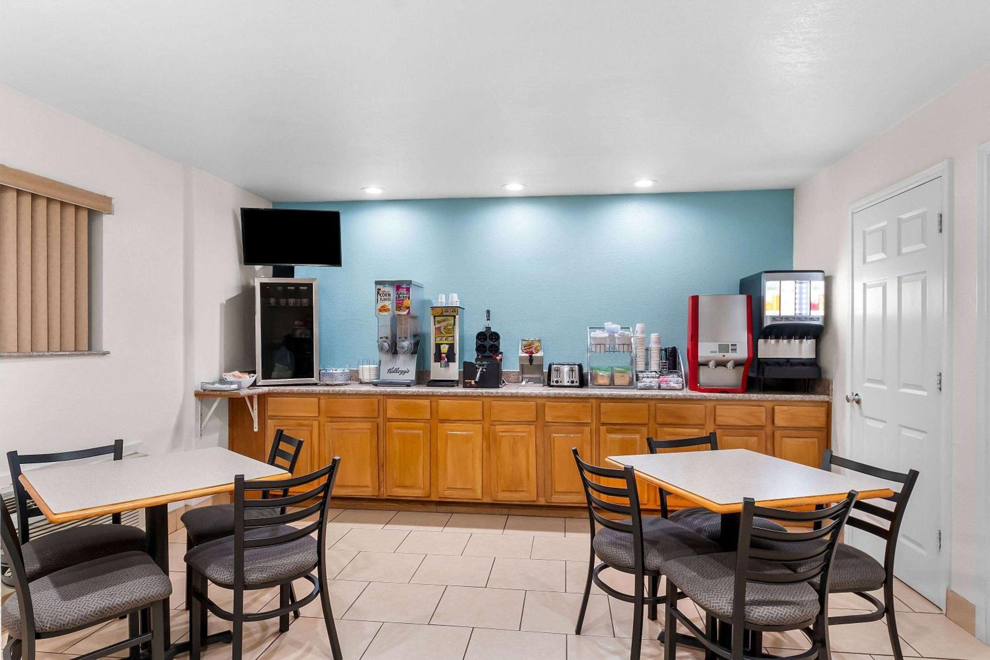 Super 8 By Wyndham Pleasanton Motel Ngoại thất bức ảnh