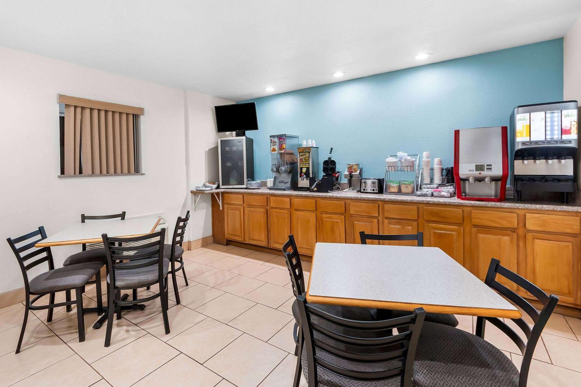 Super 8 By Wyndham Pleasanton Motel Ngoại thất bức ảnh