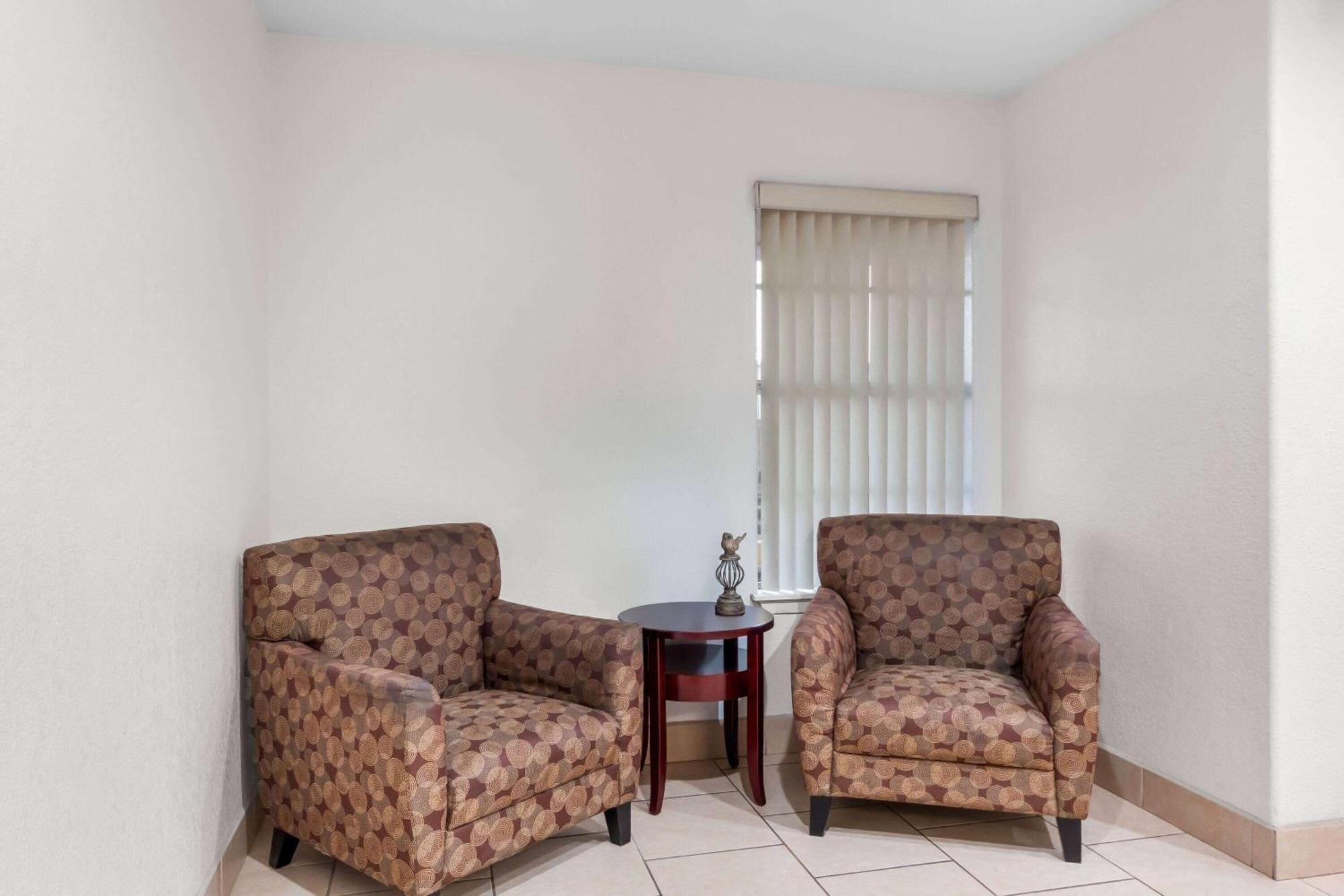 Super 8 By Wyndham Pleasanton Motel Ngoại thất bức ảnh