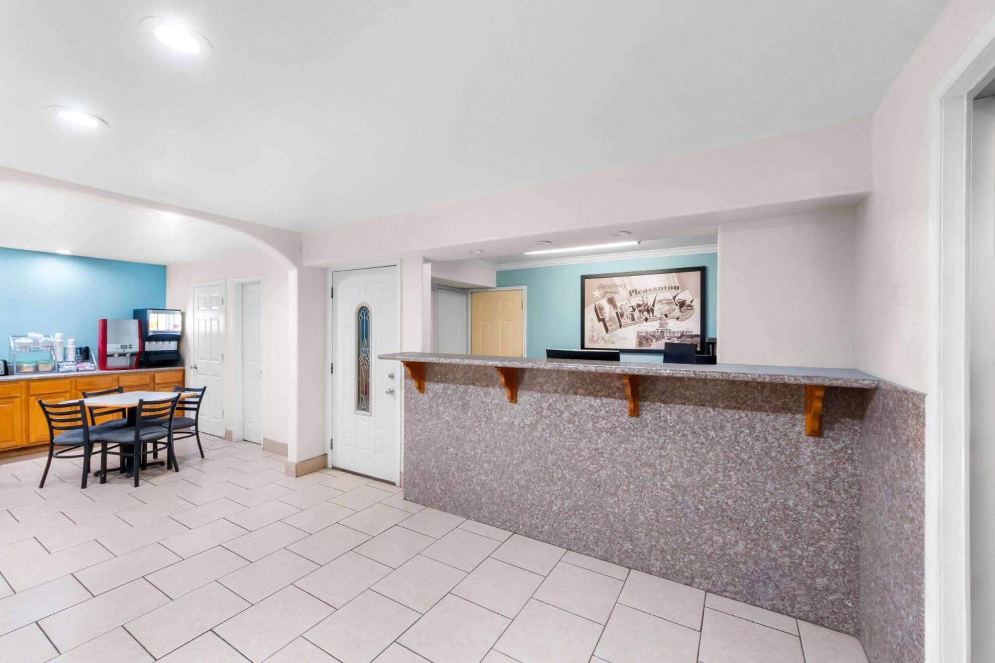Super 8 By Wyndham Pleasanton Motel Ngoại thất bức ảnh