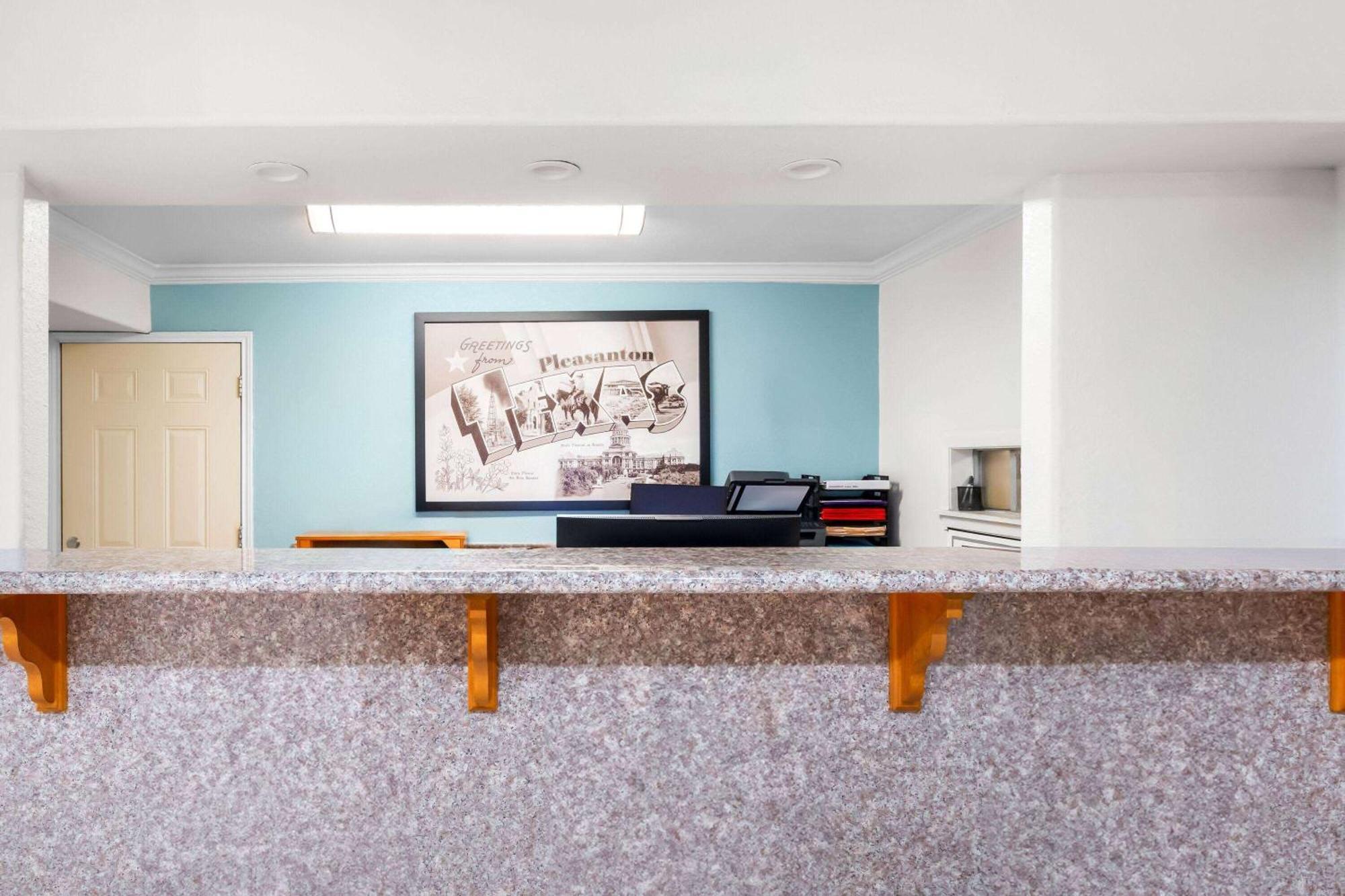 Super 8 By Wyndham Pleasanton Motel Ngoại thất bức ảnh