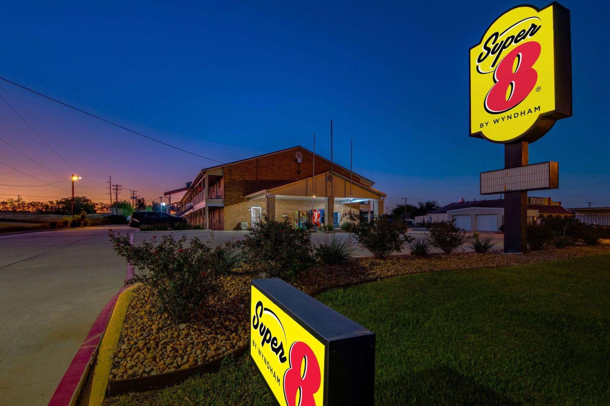 Super 8 By Wyndham Pleasanton Motel Ngoại thất bức ảnh