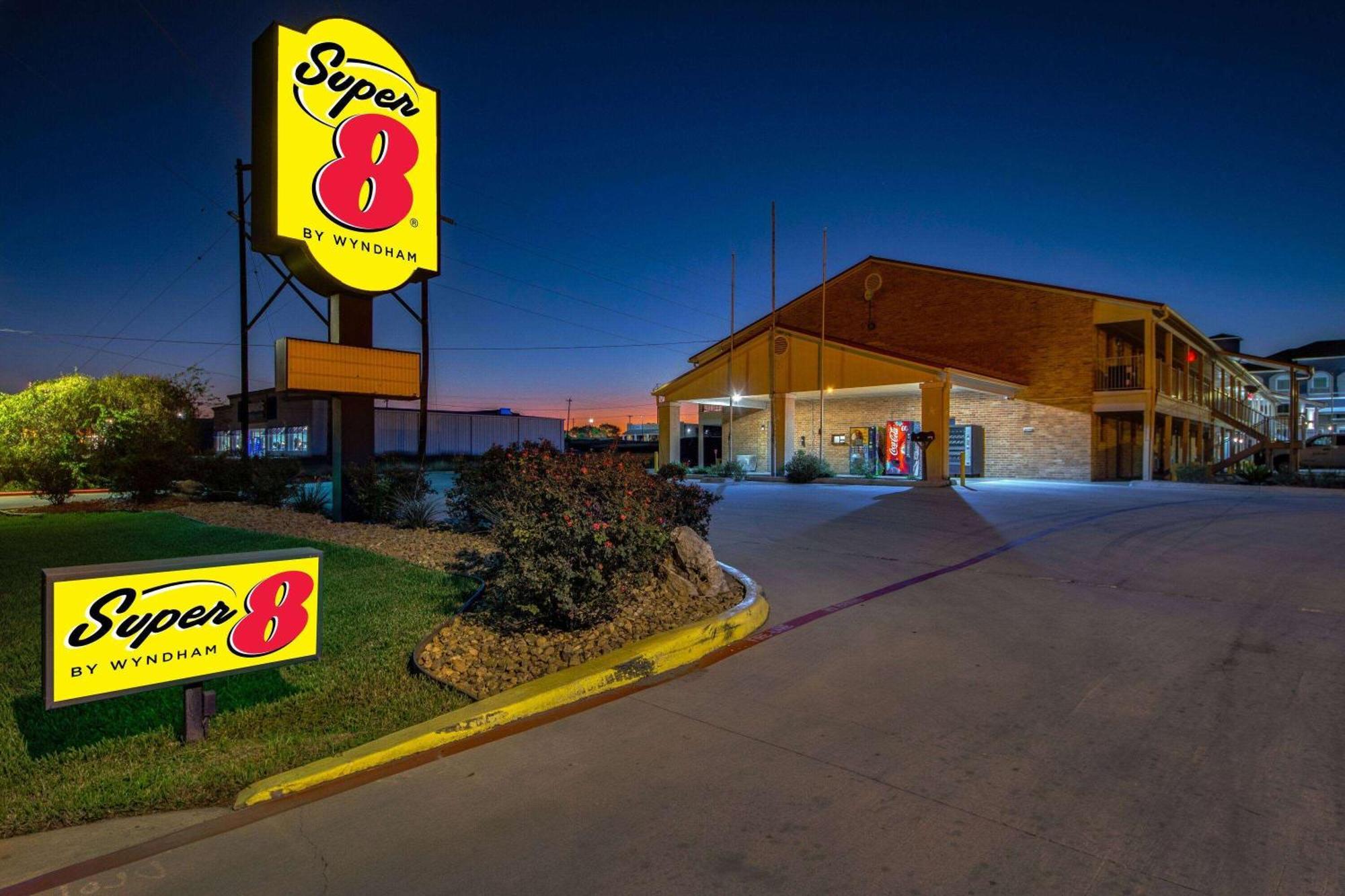 Super 8 By Wyndham Pleasanton Motel Ngoại thất bức ảnh