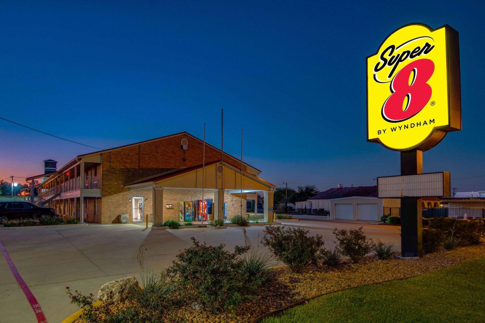 Super 8 By Wyndham Pleasanton Motel Ngoại thất bức ảnh