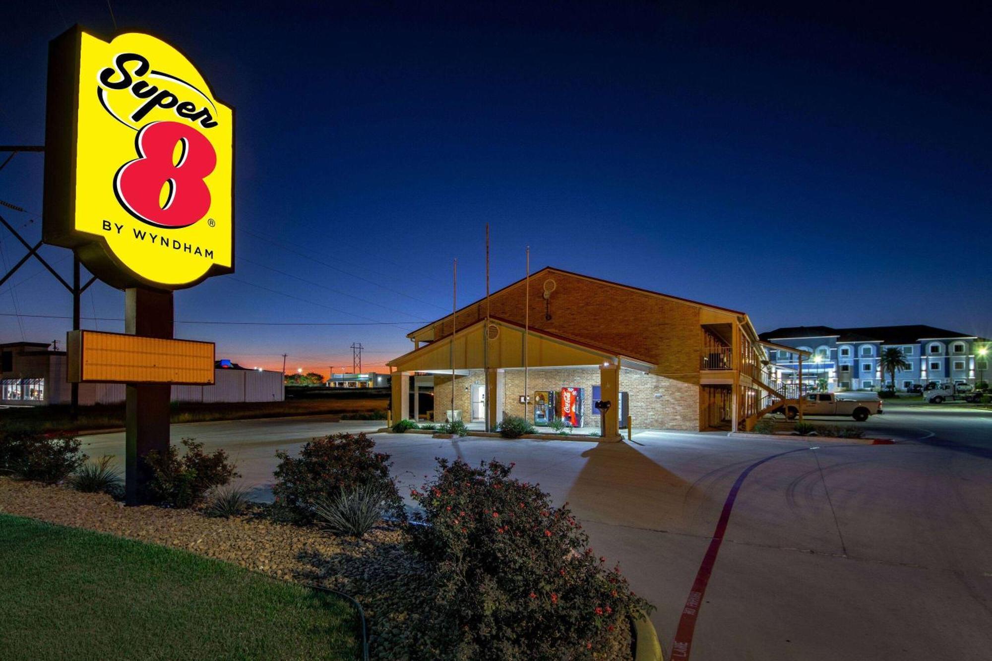 Super 8 By Wyndham Pleasanton Motel Ngoại thất bức ảnh