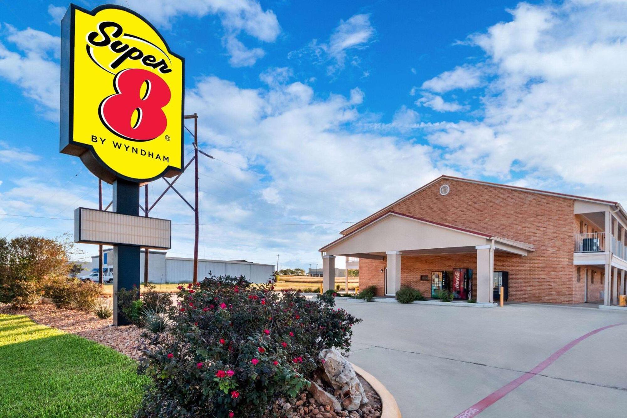 Super 8 By Wyndham Pleasanton Motel Ngoại thất bức ảnh