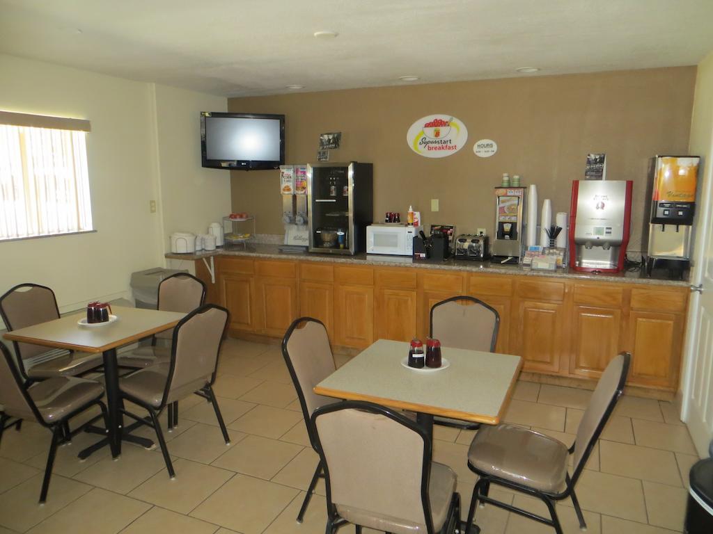 Super 8 By Wyndham Pleasanton Motel Ngoại thất bức ảnh