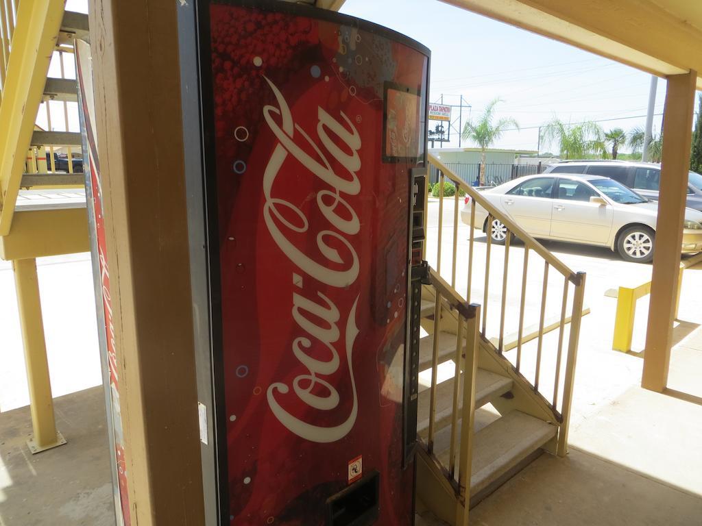 Super 8 By Wyndham Pleasanton Motel Ngoại thất bức ảnh