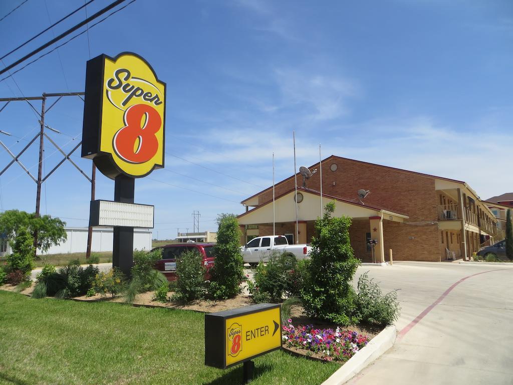 Super 8 By Wyndham Pleasanton Motel Ngoại thất bức ảnh